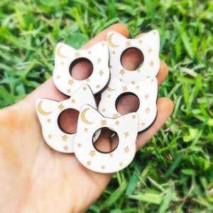 Cat head sphere holder